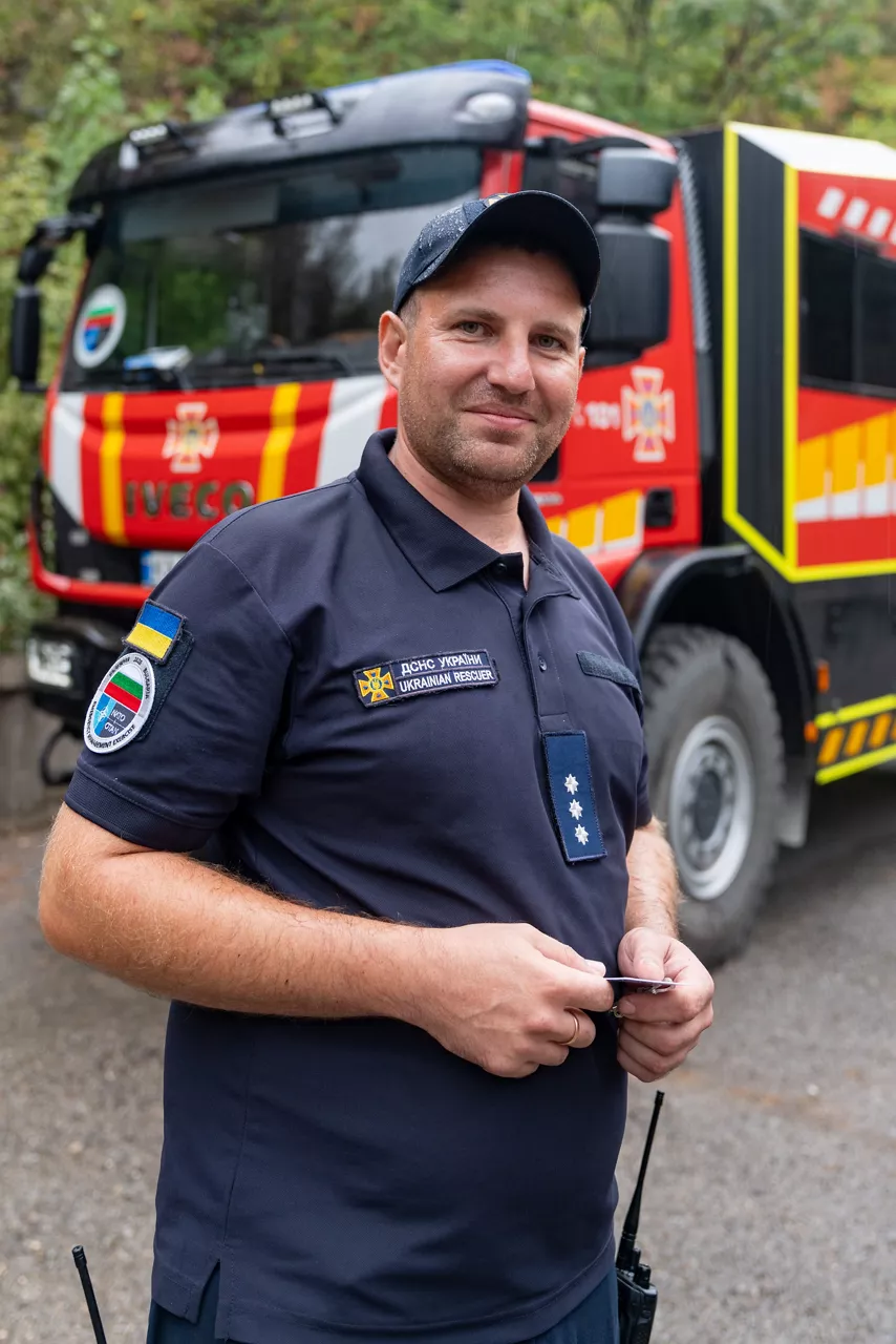 A Ukrainian CBRN specialist looks toward the camera during a chemical, biological, radiological, and nuclear (CBRN) defence exercise.

In one of the year’s largest and most complex civil emergency exercises, soldiers, scientists, and first responders trained in Bulgaria to strengthen coordination and readiness for large-scale disasters. The exercise, “Bulgaria 2025”, took place from 7 until 12 September 2025.