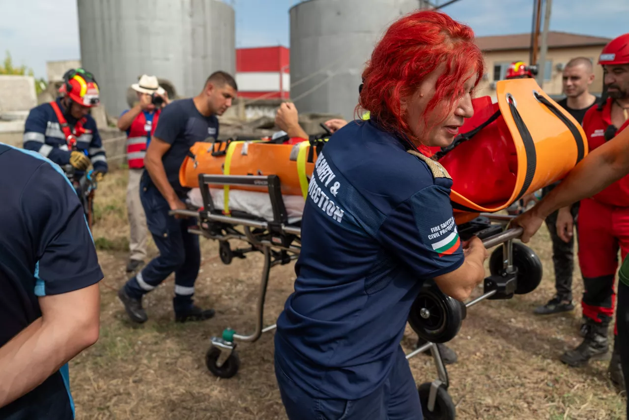 Emergency responders from Bulgaria and Romania carry a simulated casualty on a stretcher during a rope rescue exercise.

In one of the year’s largest and most complex civil emergency exercises, soldiers, scientists, and first responders trained in Bulgaria to strengthen coordination and readiness for large-scale disasters. The exercise, “Bulgaria 2025”, took place from 7 until 12 September 2025.