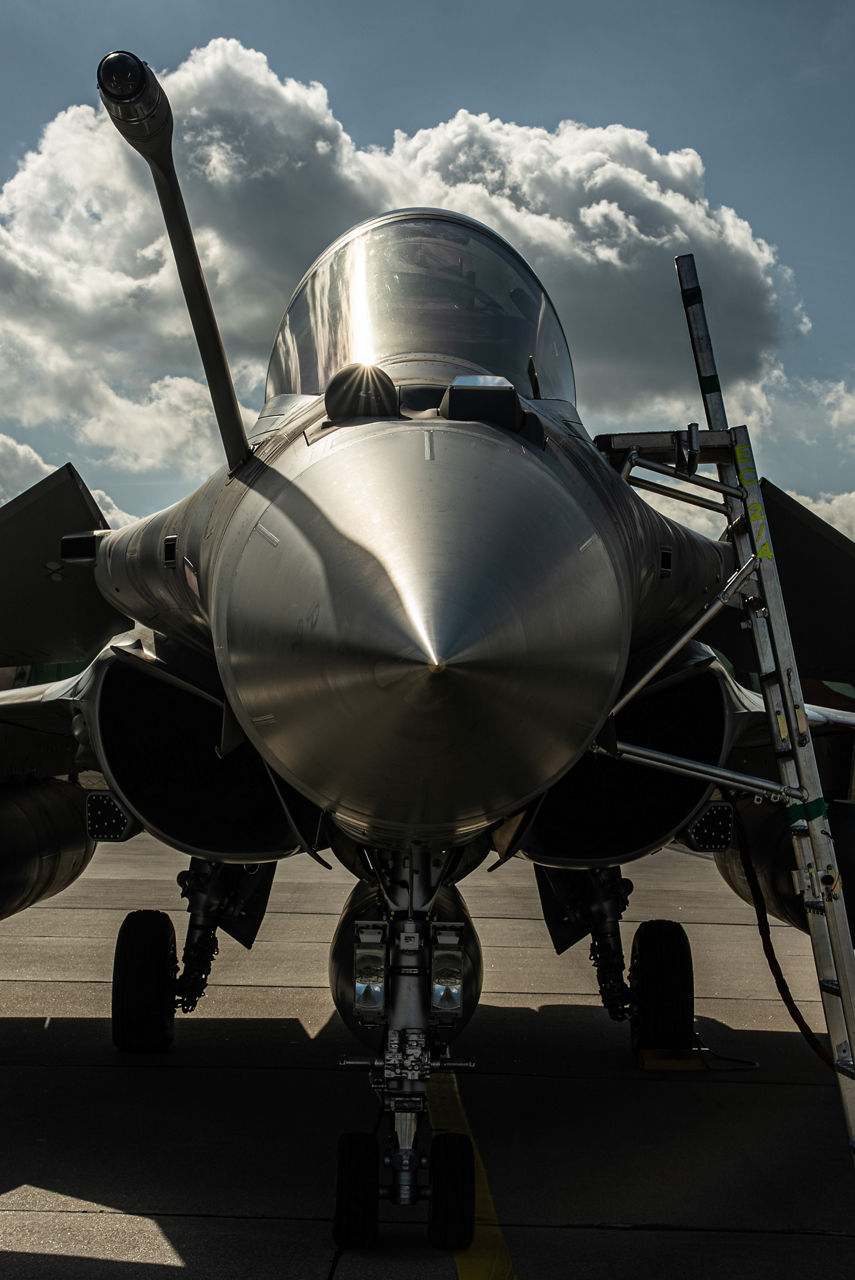 A French Air Force Rafale fighter jet sitting on the tarmac at a Polish airbase. In the wake of the intrusion of Russian drones to Polish airspace on 10 September 2025, the French Air Force has deployed three Rafale fighter jets to Poland as part of the new NATO activity “Eastern Sentry”.
