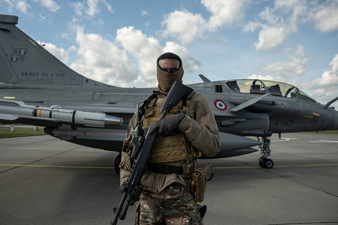 A Commando from French Air Parachute Commando No. 20 guards a Rafale fighter jet. In the wake of the intrusion of Russian drones to Polish airspace on 10 September 2025, the French Air Force has deployed three Rafale fighter jets to Poland as part of the new NATO activity “Eastern Sentry”.
