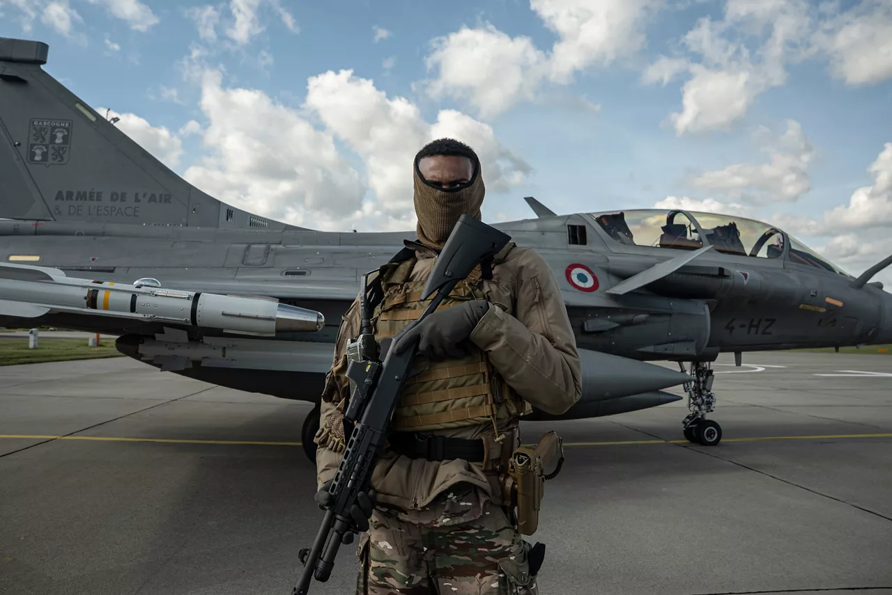 A Commando from French Air Parachute Commando No. 20 guards a Rafale fighter jet. In the wake of the intrusion of Russian drones to Polish airspace on 10 September 2025, the French Air Force has deployed three Rafale fighter jets to Poland as part of the new NATO activity “Eastern Sentry”.