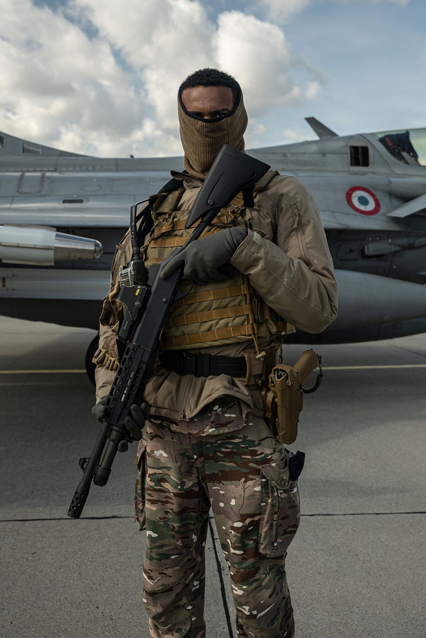 Armed with a shotgun to prevent drone strikes, a French Commando guards a Rafale fighter jet on a runway in Poland. In the wake of the intrusion of Russian drones to Polish airspace on 10 September 2025, the French Air Force has deployed three Rafale fighter jets to Poland as part of the new NATO activity “Eastern Sentry”.