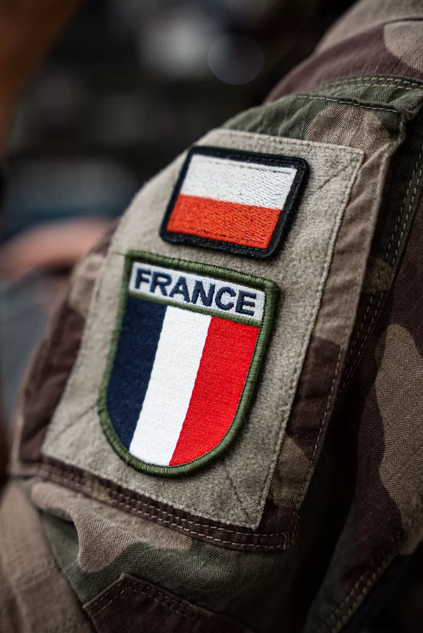 A member of the French Air Force sports a Polish flag patch alongside the French flag. In the wake of the intrusion of Russian drones to Polish airspace on 10 September 2025, the French Air Force has deployed three Rafale fighter jets to Poland as part of the new NATO activity “Eastern Sentry”.