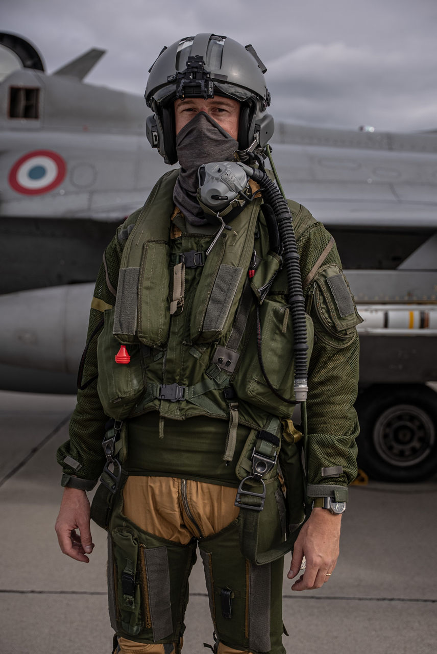 A French Air Force pilot poses in front of his aircraft after performing a successful scheduled scramble over NATO territory. In the wake of the intrusion of Russian drones to Polish airspace on 10 September 2025, the French Air Force has deployed three Rafale fighter jets to Poland as part of the new NATO activity “Eastern Sentry”.
