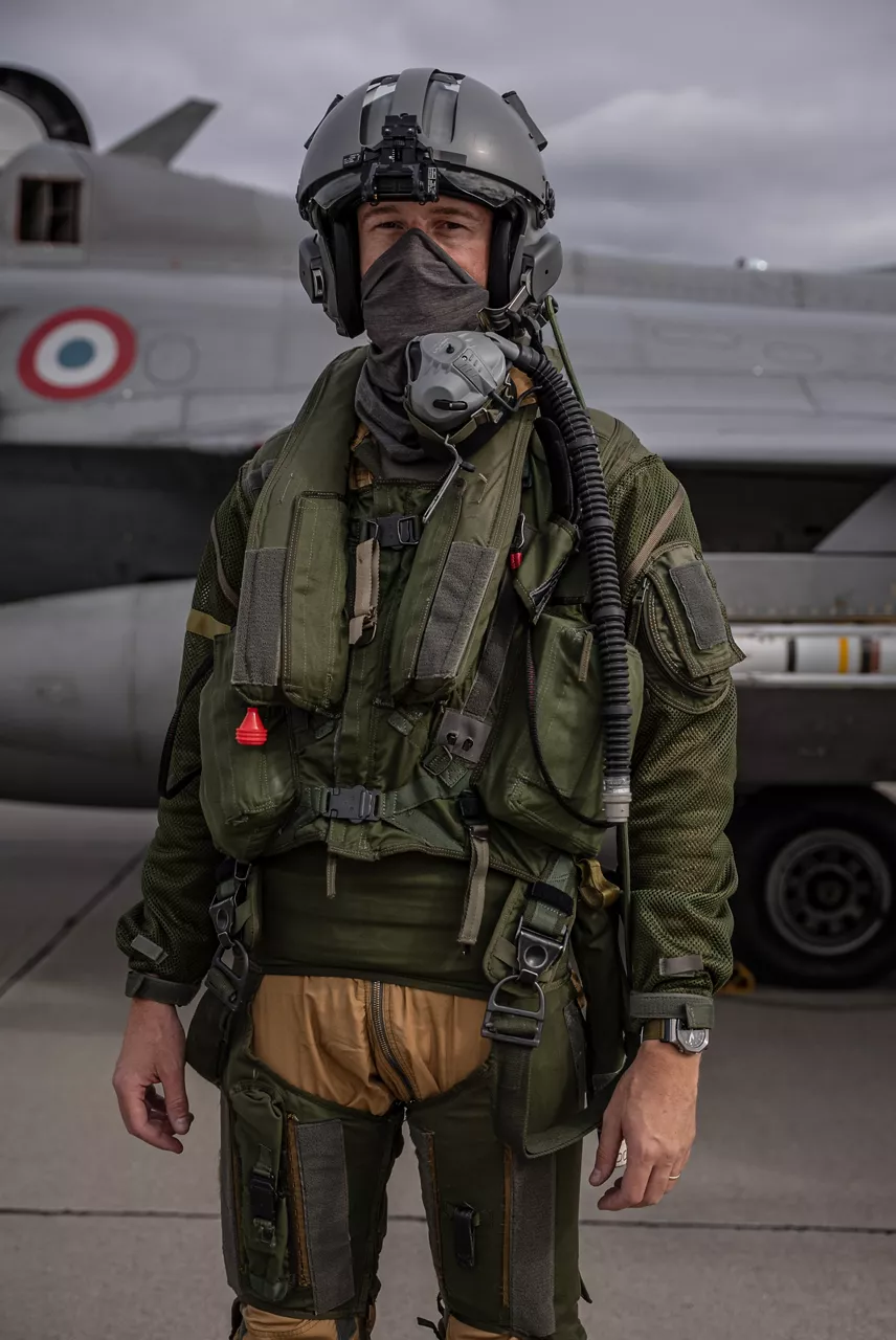 A French Air Force pilot poses in front of his aircraft after performing a successful scheduled scramble over NATO territory. In the wake of the intrusion of Russian drones to Polish airspace on 10 September 2025, the French Air Force has deployed three Rafale fighter jets to Poland as part of the new NATO activity “Eastern Sentry”.