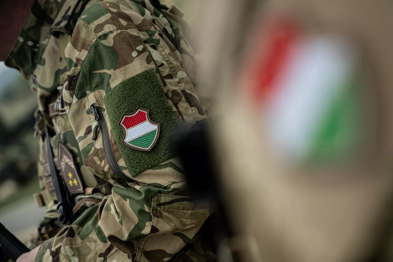 Close up on a Hungarian flag patch. Exercise Adaptive Hussars 2025 was the Hungarian Defence Forces’ largest and most complex military exercise since Hungary’s accession to NATO in 1999. It promoted cooperation between all NATO members contributing to the NATO’s multinational battlegroup in Hungary, and boosted Hungary’s  defence capabilities along with NATO defence plans and procedures.
