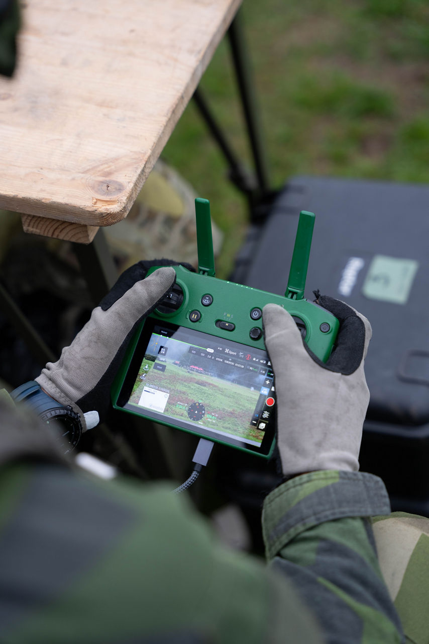 A close up on a Swedish drone pilots controller. At an undisclosed location in the United Kingdom, during training exercises as part of Operation Interflex, Ukrainian military personnel shared their experience in using First Person View (FPV) drones in combat operations, which has been in turn used to feed back into the training programme for Ukrainian soldiers. 

The way that the Ukrainians had to fight has changed rapidby over the years since Russia’s full scale invasion, meaning training programmes for Ukrainain soldiers  had to be constantly updated to keep the pace with new threats in the battlefield.

