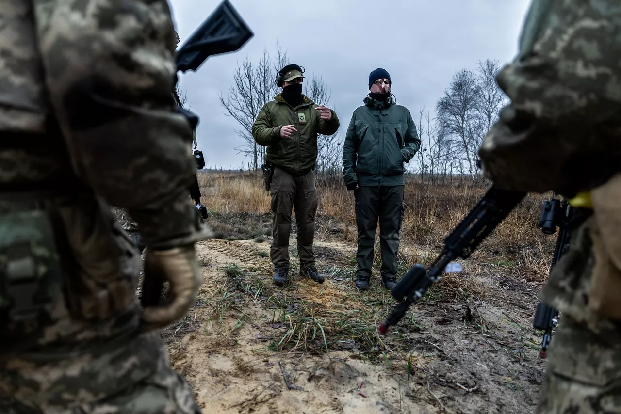 An infantry trainer from the Norwegian Army’s Telemark Battalion debriefs his Ukrainian Army students following a day of trench-clearing exercises held at Camp Jomsborg in Poland. Camp Jomsborg was set up earlier this year as part of Operation Legio, an effort to train, equip and fund Ukraine’s armed forces, and is supported by Denmark, Estonia, Finland, Latvia, Lithuania, Norway, Sweden and Poland. Norway leads Legio, and its trainers work side-by-side with counterparts from the Estonian Army to equip Ukraine’s soldiers with the skills they need to fight and prevail on the battlefield.