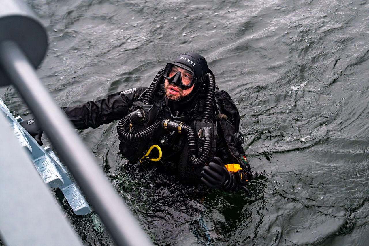 A Portuguese diver conducts underwater operations during exercise Freezing Winds, after deploying from the German minehunter FGS Dillingen.

NATO and its Allies are intensifying efforts to protect vital sea routes and critical infrastructure. Exercise Freezing Winds 2025 brought together ships from Standing NATO Mine Countermeasures Group One (SNMCMG1) and other Allied units to train side by side in the Baltic Sea’s harsh winter conditions. Over several days, naval forces, divers, and mine counter-measure teams practised joint operations to ensure readiness against diverse threats — from detecting and neutralising underwater threats to responding to disruptions affecting vital sea lines of communication. This exercise complements NATO’s Baltic Sentry enhanced vigilance activity, launched in January 2025 to strengthen surveillance and monitoring across the region. The exercise took place from 24 November to 4 December 2025.