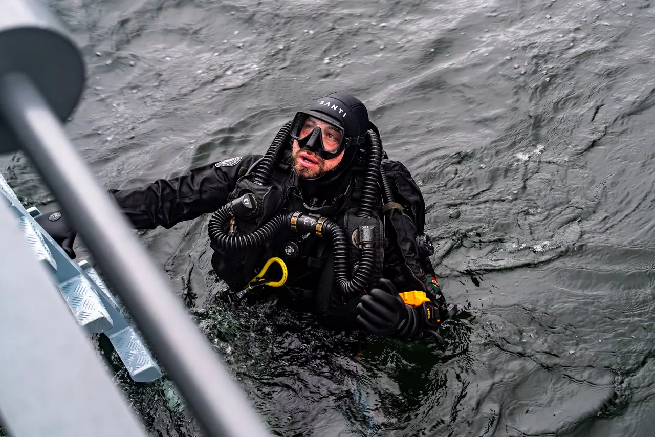 A Portuguese diver conducts underwater operations during exercise Freezing Winds, after deploying from the German minehunter FGS Dillingen.

NATO and its Allies are intensifying efforts to protect vital sea routes and critical infrastructure. Exercise Freezing Winds 2025 brought together ships from Standing NATO Mine Countermeasures Group One (SNMCMG1) and other Allied units to train side by side in the Baltic Sea’s harsh winter conditions. Over several days, naval forces, divers, and mine counter-measure teams practised joint operations to ensure readiness against diverse threats — from detecting and neutralising underwater threats to responding to disruptions affecting vital sea lines of communication. This exercise complements NATO’s Baltic Sentry enhanced vigilance activity, launched in January 2025 to strengthen surveillance and monitoring across the region. The exercise took place from 24 November to 4 December 2025.