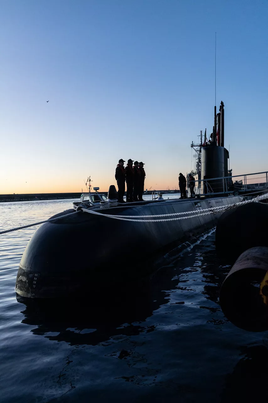 The Turkish Navy submarine TCG I. İnönü sits tied to a pier prior to casting off to participate in Exercise Dynamic Manta 26. The exercise, held annually by NATO Allied Maritime Command, tests Allied Anti-Submarine Warfare capabilities in a series of sub-hunting drills off the coast of Sicily. This year’s iteration gathered ship, submarines and aircraft from nine Allies, including Canada, France, Germany, Greece, Italy, Portugal, Türkiye, the United Kingdom and the United States.