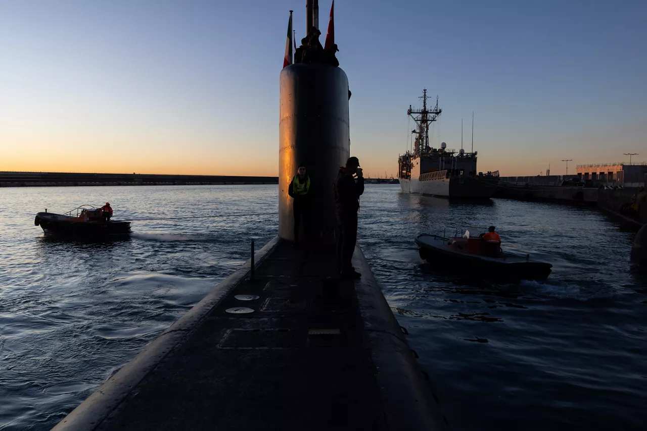 The Turkish Navy submarine TCG I. İnönü heads out to sea during Exercise Dynamic Manta 26. The exercise, held annually by NATO Allied Maritime Command, tests Allied Anti-Submarine Warfare capabilities in a series of sub-hunting drills off the coast of Sicily. This year’s iteration gathered ship, submarines and aircraft from nine Allies, including Canada, France, Germany, Greece, Italy, Portugal, Türkiye, the United Kingdom and the United States.