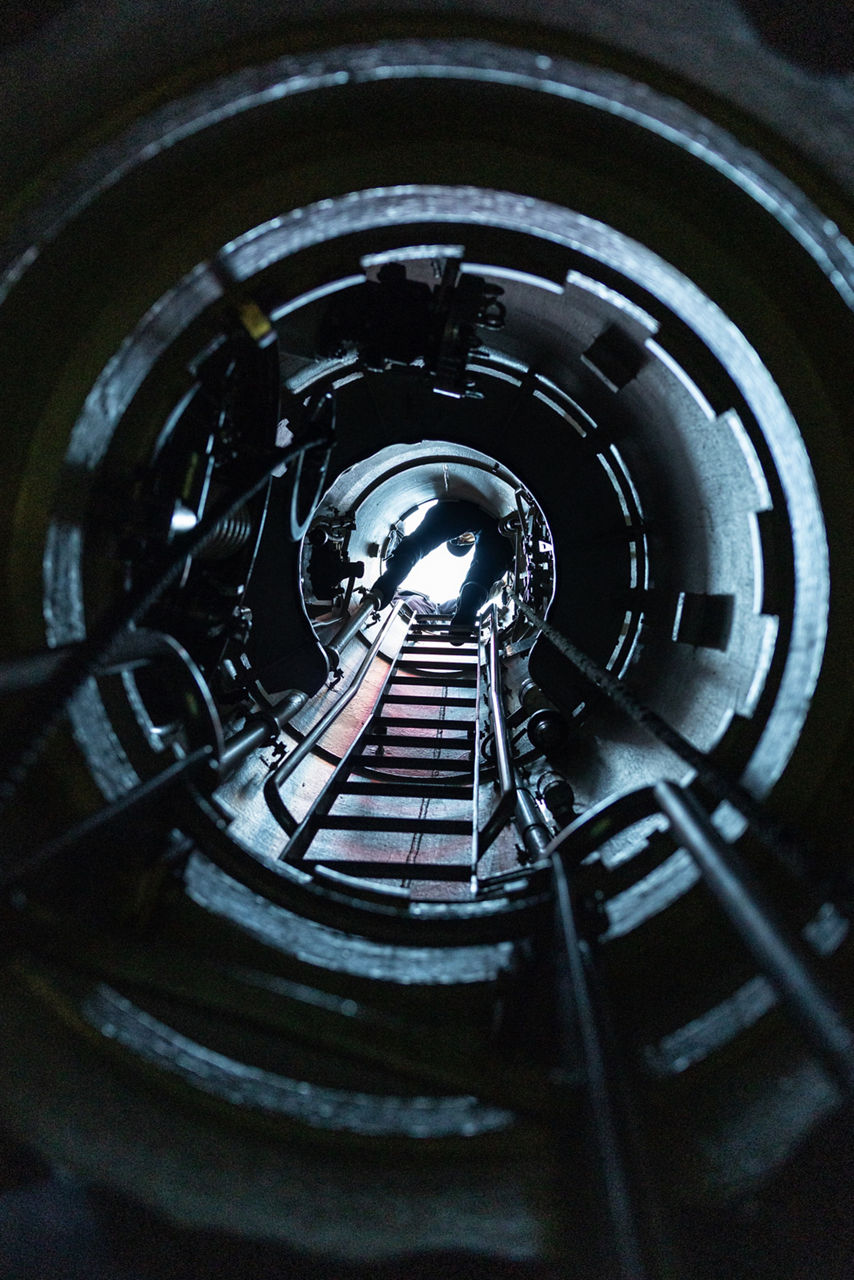 A Turkish Navy sailor descends into the submarine TCG I. İnönü during Exercise Dynamic Manta 26. The exercise, held annually by NATO Allied Maritime Command, tests Allied Anti-Submarine Warfare capabilities in a series of sub-hunting drills off the coast of Sicily. This year’s iteration gathered ship, submarines and aircraft from nine Allies, including Canada, France, Germany, Greece, Italy, Portugal, Turkey, the United Kingdom and the United States.