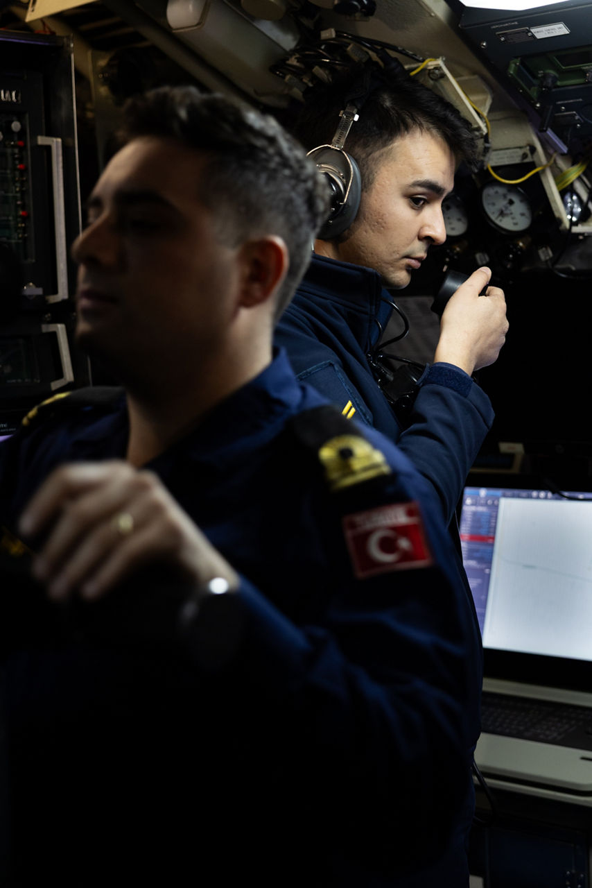 Turkish Navy sailors prepare to dive aboard the submarine TCG I. İnönü during Exercise Dynamic Manta 26. The exercise, held annually by NATO Allied Maritime Command, tests Allied Anti-Submarine Warfare capabilities in a series of sub-hunting drills off the coast of Sicily. This year’s iteration gathered ship, submarines and aircraft from nine Allies, including Canada, France, Germany, Greece, Italy, Portugal, Turkey, the United Kingdom and the United States.