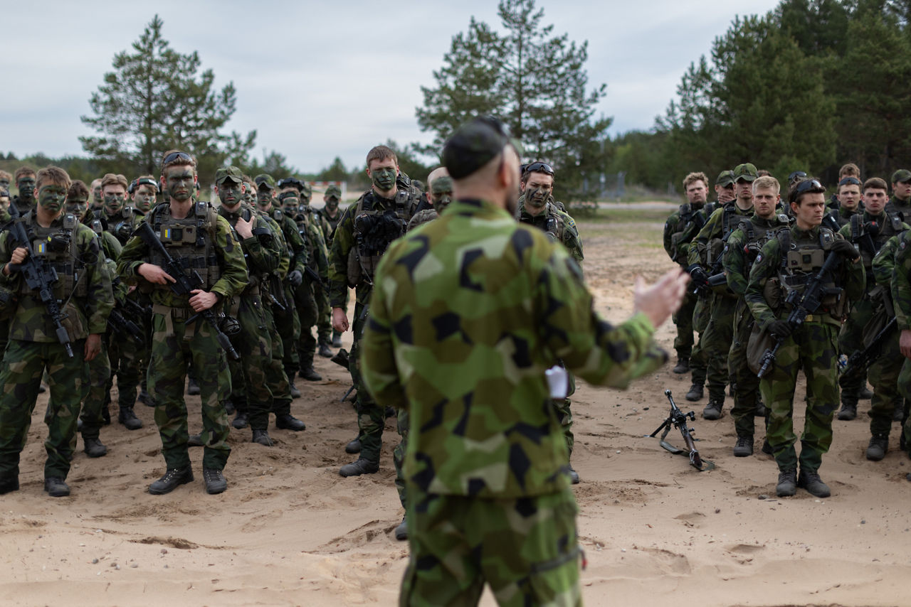 A Swedish Army soldier from the South Skåne Regiment briefs his troops prior to a training exercise at Camp Ādaži in Latvia during exercise Aurora 26. Past iterations of Aurora, Swedish-led military exercise series, focused on mobilising the country’s armed forces for national defence, this year’s iteration also set out to test Sweden’s ability to incorporate Allied forces in those plans. Part of the exercise saw an armoured battalion from the South Skåne Regiment deploy to Latvia for training, while using the same transportation and logistics methods that might be used to reinforce NATO Allies in times of crisis. More than 18,000 soldiers from 13 countries participated.