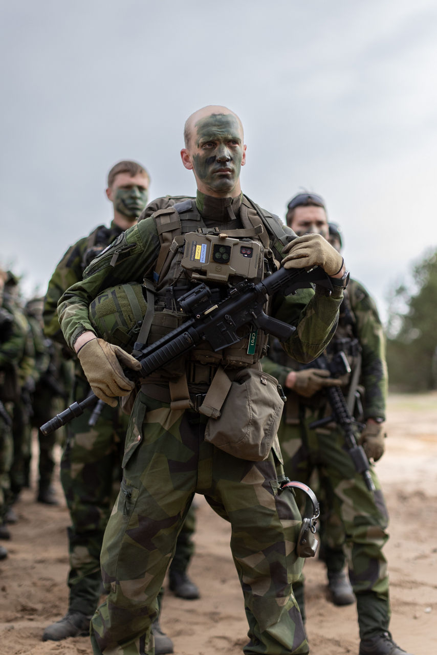 A soldier with the Swedish Army’s South Skåne Regiment during a briefing prior to a training exercise at Camp Ādaži in Latvia during exercise Aurora 26. Past iterations of Aurora, Swedish-led military exercise series, focused on mobilising the country’s armed forces for national defence, this year’s iteration also set out to test Sweden’s ability to incorporate Allied forces in those plans. Part of the exercise saw an armoured battalion from the South Skåne Regiment deploy to Latvia for training, while using the same transportation and logistics methods that might be used to reinforce NATO Allies in times of crisis. More than 18,000 soldiers from 13 countries participated.