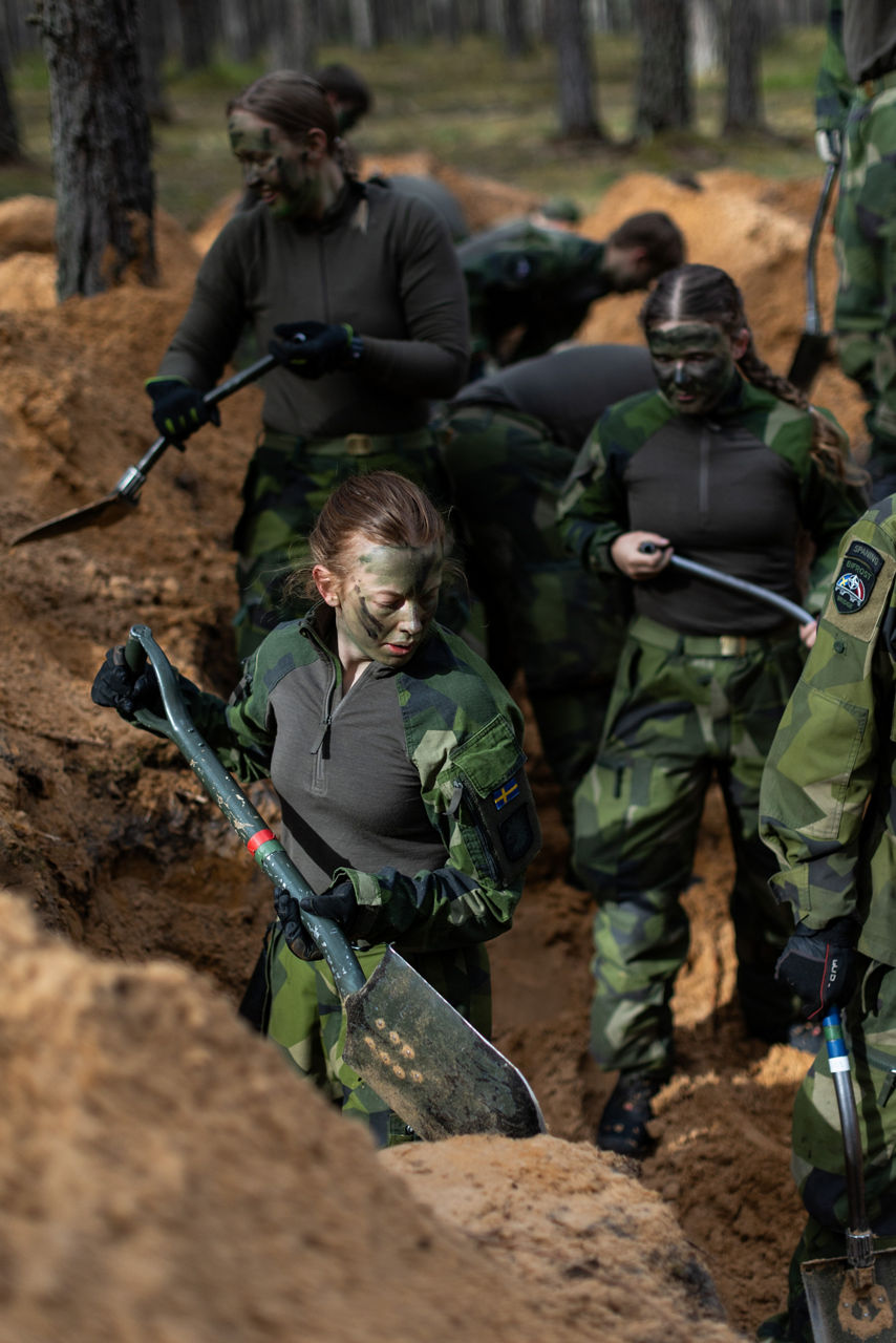 Swedish Army soldiers from the South Skåne Regiment dig a trench at Camp Ādaži in Latvia during exercise Aurora 26. Past iterations of Aurora, Swedish-led military exercise series, focused on mobilising the country’s armed forces for national defence, this year’s iteration also set out to test Sweden’s ability to incorporate Allied forces in those plans. Part of the exercise saw an armoured battalion from the South Skåne Regiment deploy to Latvia for training, while using the same transportation and logistics methods that might be used to reinforce NATO Allies in times of crisis. More than 18,000 soldiers from 13 countries participated.