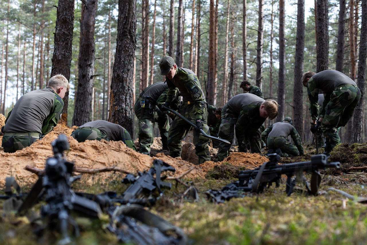 Swedish Army soldiers from the South Skåne Regiment digging a trench at Camp Ādaži in Latvia during exercise Aurora 26. Past iterations of Aurora, Swedish-led military exercise series, focused on mobilising the country’s armed forces for national defence, this year’s iteration also set out to test Sweden’s ability to incorporate Allied forces in those plans. Part of the exercise saw an armoured battalion from the South Skåne Regiment deploy to Latvia for training, while using the same transportation and logistics methods that might be used to reinforce NATO Allies in times of crisis. More than 18,000 soldiers from 13 countries participated.