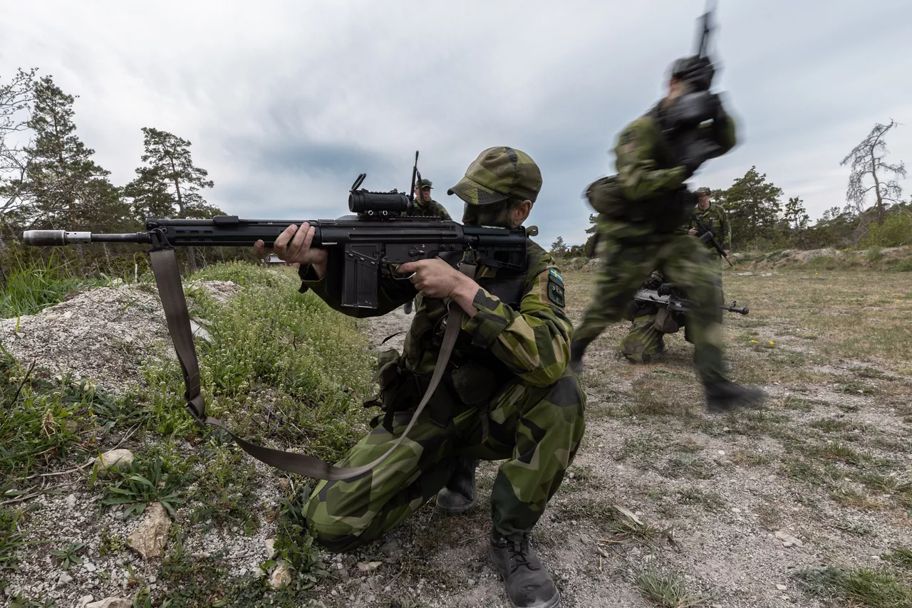 Soldiers with the Swedish Army Home Guard’s Gotland Battalion learn close-quarters battle tactics during Exercise Aurora 26. Past iterations of Aurora, Swedish-led military exercise series, focused on mobilising the country’s armed forces for national defence, this year’s iteration also set out to test Sweden’s ability to incorporate Allied forces in those plans. On the strategically-located island of Gotland, Allied forces worked in concert with the Home Guard soldiers to deal with a simulated threat. More than 18,000 soldiers from 13 countries participated.