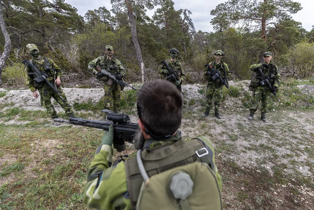 Soldiers with the Swedish Army Home Guard’s Gotland Battalion learn close-quarters battle tactics under the watchful eye of an instructor during Exercise Aurora 26. Past iterations of Aurora, Swedish-led military exercise series, focused on mobilising the country’s armed forces for national defence, this year’s iteration also set out to test Sweden’s ability to incorporate Allied forces in those plans. On the strategically-located island of Gotland, Allied forces worked in concert with the Home Guard soldiers to deal with a simulated threat. More than 18,000 soldiers from 13 countries participated.