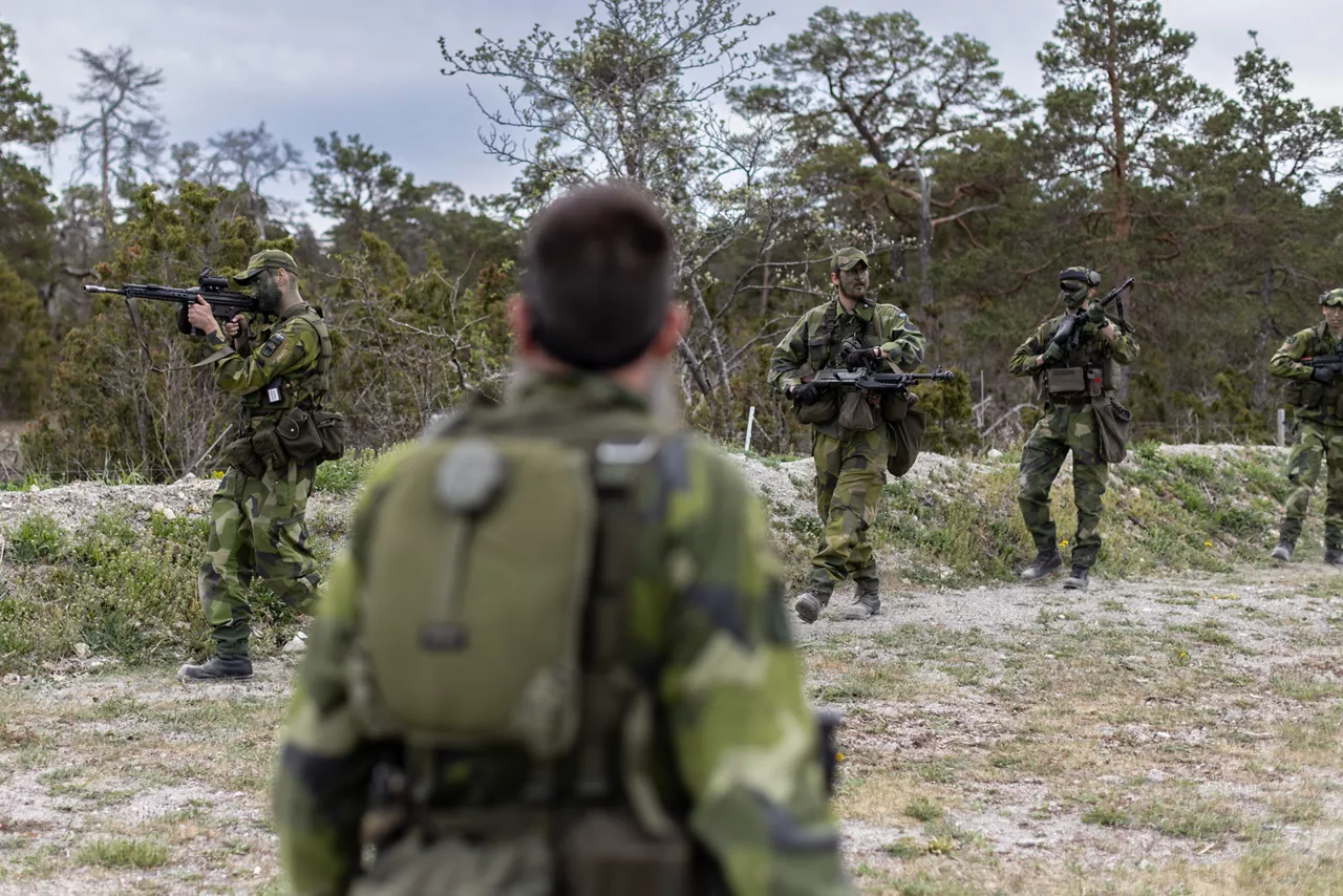 Soldiers with the Swedish Army Home Guard’s Gotland Battalion learn close-quarters battle tactics under the watchful eye of an instructor during Exercise Aurora 26. Past iterations of Aurora, Swedish-led military exercise series, focused on mobilising the country’s armed forces for national defence, this year’s iteration also set out to test Sweden’s ability to incorporate Allied forces in those plans. On the strategically-located island of Gotland, Allied forces worked in concert with the Home Guard soldiers to deal with a simulated threat. More than 18,000 soldiers from 13 countries participated.