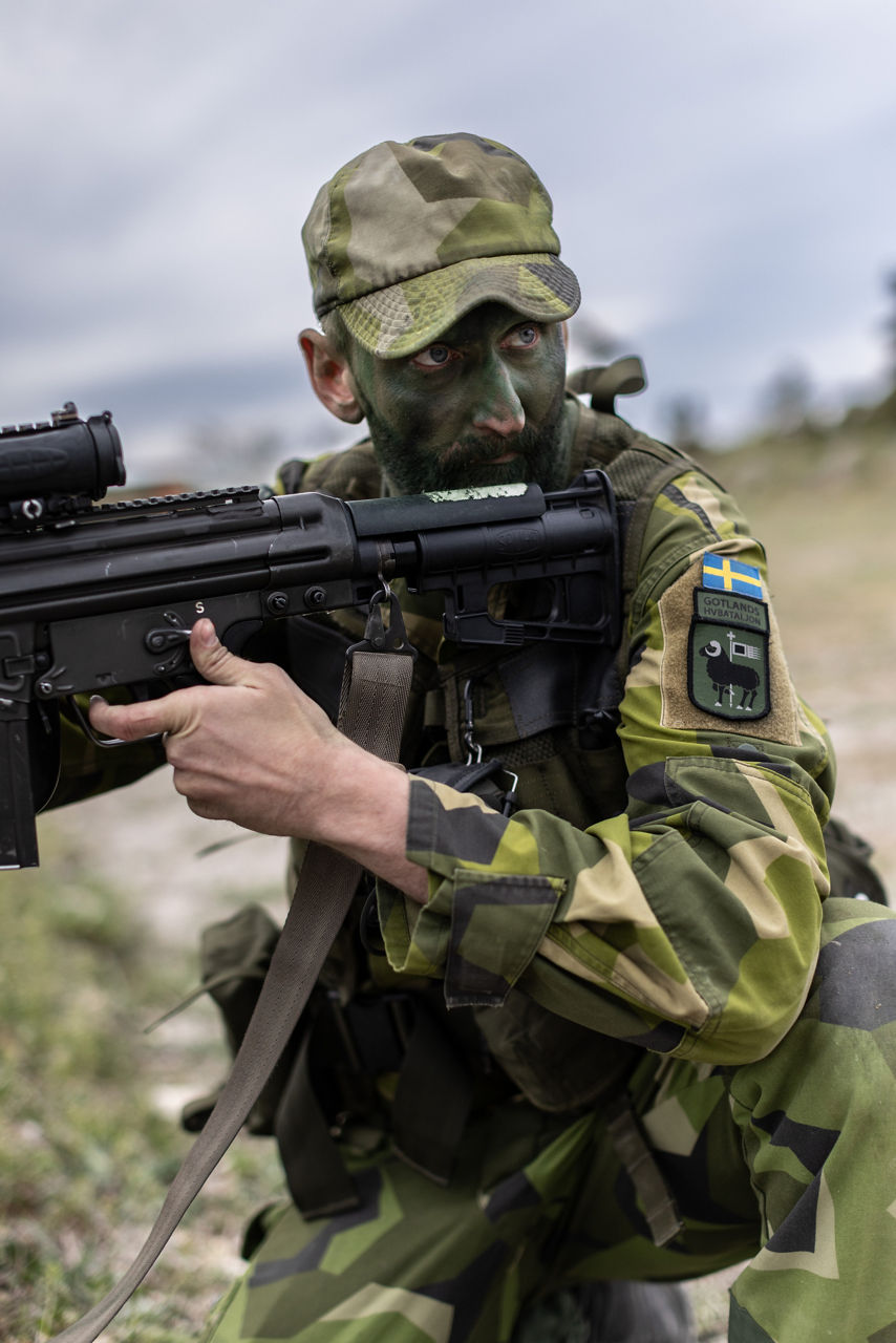 A Swedish Army Home Guard soldier with the Gotland Battalion prepares to move during Exercise Aurora 26. Past iterations of Aurora, Swedish-led military exercise series, focused on mobilising the country’s armed forces for national defence, this year’s iteration also set out to test Sweden’s ability to incorporate Allied forces in those plans. On the strategically-located island of Gotland, Allied forces worked in concert with the Home Guard soldiers to deal with a simulated threat. More than 18,000 soldiers from 13 countries participated.