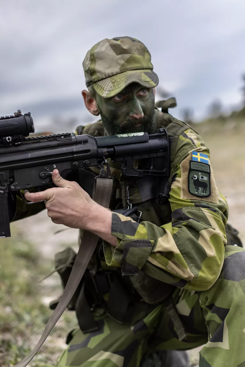 A Swedish Army Home Guard soldier with the Gotland Battalion prepares to move during Exercise Aurora 26. Past iterations of Aurora, Swedish-led military exercise series, focused on mobilising the country’s armed forces for national defence, this year’s iteration also set out to test Sweden’s ability to incorporate Allied forces in those plans. On the strategically-located island of Gotland, Allied forces worked in concert with the Home Guard soldiers to deal with a simulated threat. More than 18,000 soldiers from 13 countries participated.