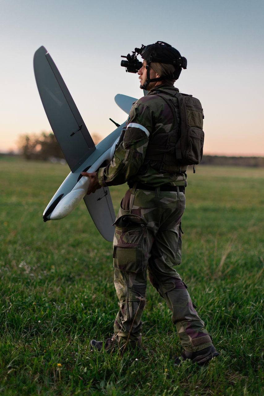 A Swedish Army drone operator prepares to hand-launch a reconnaissance drone on Gotland Island in Sweden during Exercise Aurora 26. The Armed Forces of Ukraine sent drone operators to Sweden for Aurora 26 to pass on lessons learned to their NATO counterparts, while providing a challenging opposing force for Allied soldiers. Past iterations of Aurora, Swedish-led military exercise series, focused on mobilising the country’s armed forces for national defence, this year’s iteration also set out to test Sweden’s ability to incorporate Allied forces in those plans. More than 18,000 soldiers from 13 countries participated.