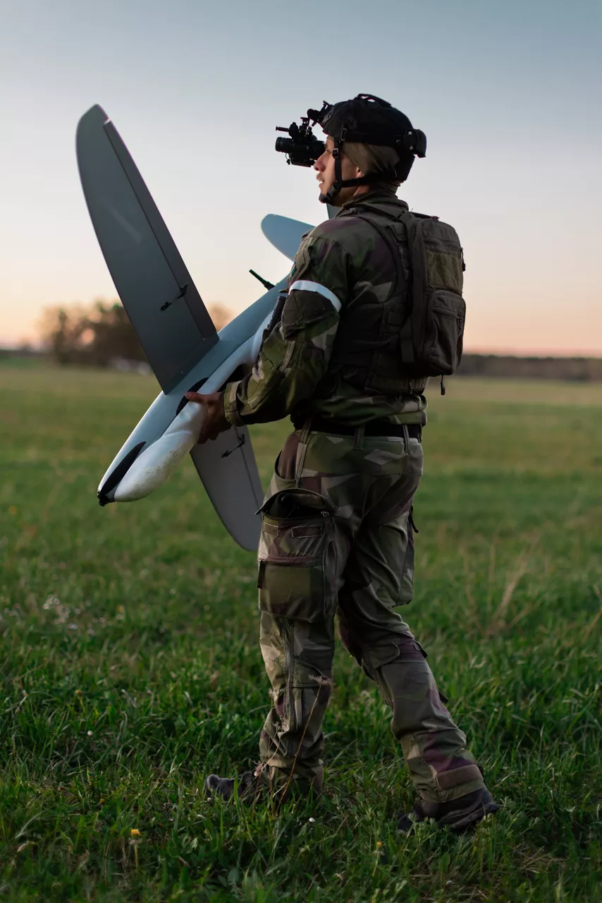 A Swedish Army drone operator prepares to hand-launch a reconnaissance drone on Gotland Island in Sweden during Exercise Aurora 26. The Armed Forces of Ukraine sent drone operators to Sweden for Aurora 26 to pass on lessons learned to their NATO counterparts, while providing a challenging opposing force for Allied soldiers. Past iterations of Aurora, Swedish-led military exercise series, focused on mobilising the country’s armed forces for national defence, this year’s iteration also set out to test Sweden’s ability to incorporate Allied forces in those plans. More than 18,000 soldiers from 13 countries participated.