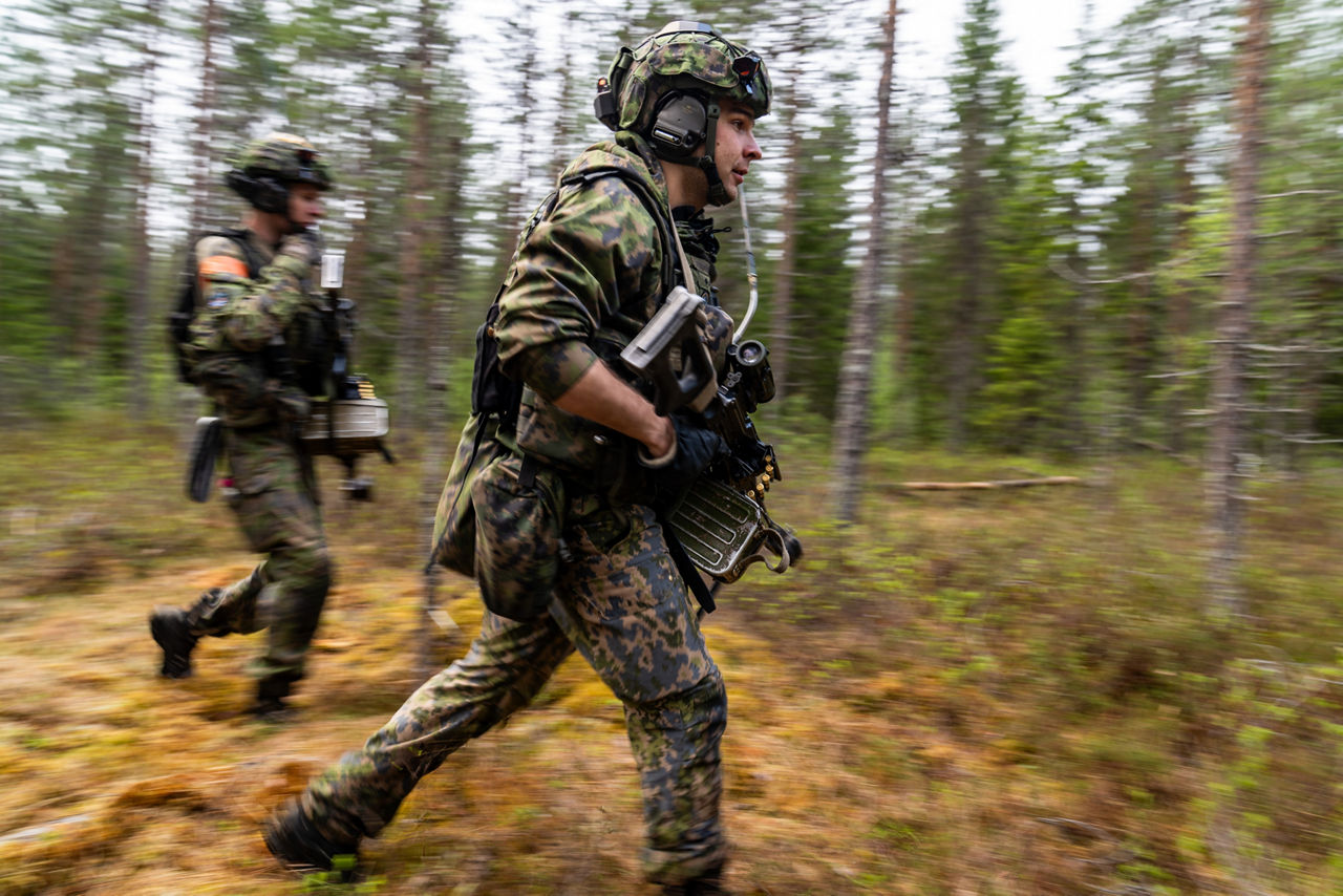 Finnish conscripts advance through the forest with machine guns during a simulated battle.

Exercise Northern Star 26 brings together more than 5,000 troops from seven NATO Allies – Finland, France, Hungary, Italy, Poland, the United Kingdom and the United States for joint training in the forests of Kainuu, Finland. Soldiers train side by side in dense terrain, combining air and ground operations as Chinook helicopters insert troops into landing zones, while armoured units manoeuvre and infantry advance through the forest to engage in simulated combat. For many Finnish conscripts, this marks the final and most demanding phase of their military service, testing skills developed throughout their training. Working together in these conditions helps Allied forces strengthen coordination and improve how they operate together in harsh terrain. The exercise runs from 18 to 30 May 2026.