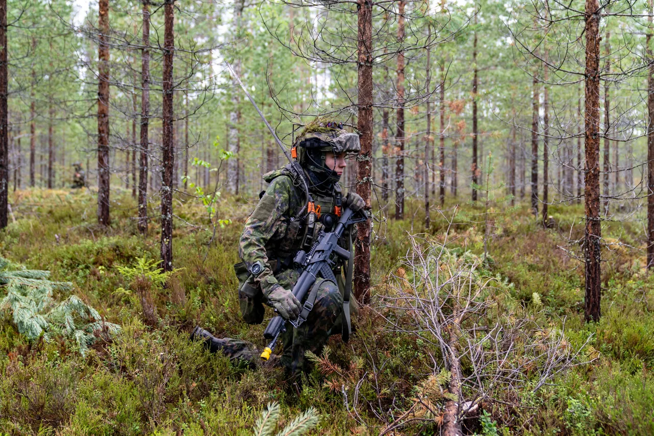 A Finnish conscript holds position in the forest while scanning the surroundings.

Exercise Northern Star 26 brings together more than 5,000 troops from seven NATO Allies – Finland, France, Hungary, Italy, Poland, the United Kingdom and the United States for joint training in the forests of Kainuu, Finland. Soldiers train side by side in dense terrain, combining air and ground operations as Chinook helicopters insert troops into landing zones, while armoured units manoeuvre and infantry advance through the forest to engage in simulated combat. For many Finnish conscripts, this marks the final and most demanding phase of their military service, testing skills developed throughout their training. Working together in these conditions helps Allied forces strengthen coordination and improve how they operate together in harsh terrain. The exercise runs from 18 to 30 May 2026.