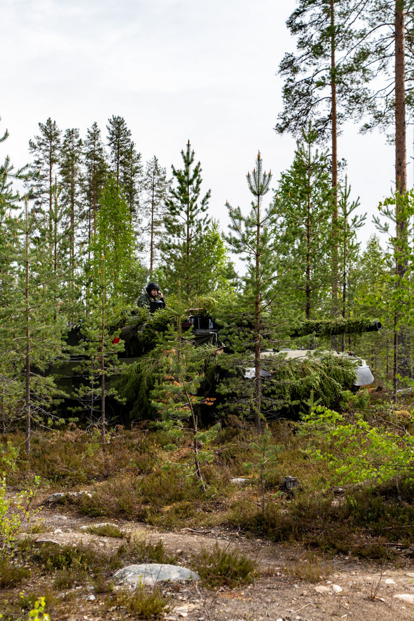 Camouflaged Finnish Leopard 2 tanks hold position before advancing during a simulated battle

Exercise Northern Star 26 brings together more than 5,000 troops from seven NATO Allies – Finland, France, Hungary, Italy, Poland, the United Kingdom and the United States for joint training in the forests of Kainuu, Finland. Soldiers train side by side in dense terrain, combining air and ground operations as Chinook helicopters insert troops into landing zones, while armoured units manoeuvre and infantry advance through the forest to engage in simulated combat. For many Finnish conscripts, this marks the final and most demanding phase of their military service, testing skills developed throughout their training. Working together in these conditions helps Allied forces strengthen coordination and improve how they operate together in harsh terrain. The exercise runs from 18 to 30 May 2026.