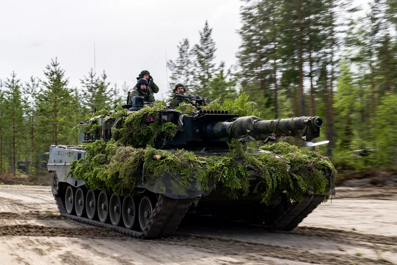 A Finnish Leopard 2 tank advances during a simulated battle.

Exercise Northern Star 26 brings together more than 5,000 troops from seven NATO Allies – Finland, France, Hungary, Italy, Poland, the United Kingdom and the United States for joint training in the forests of Kainuu, Finland. Soldiers train side by side in dense terrain, combining air and ground operations as Chinook helicopters insert troops into landing zones, while armoured units manoeuvre and infantry advance through the forest to engage in simulated combat. For many Finnish conscripts, this marks the final and most demanding phase of their military service, testing skills developed throughout their training. Working together in these conditions helps Allied forces strengthen coordination and improve how they operate together in harsh terrain. The exercise runs from 18 to 30 May 2026.