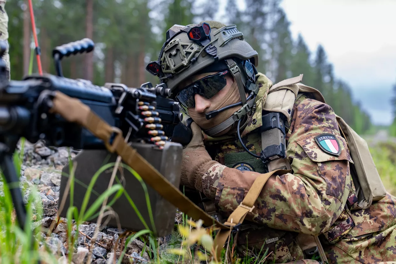An Italian soldier guards the position with a machine gun.

Exercise Northern Star 26 brings together more than 5,000 troops from seven NATO Allies – Finland, France, Hungary, Italy, Poland, the United Kingdom and the United States for joint training in the forests of Kainuu, Finland. Soldiers train side by side in dense terrain, combining air and ground operations as Chinook helicopters insert troops into landing zones, while armoured units manoeuvre and infantry advance through the forest to engage in simulated combat. For many Finnish conscripts, this marks the final and most demanding phase of their military service, testing skills developed throughout their training. Working together in these conditions helps Allied forces strengthen coordination and improve how they operate together in harsh terrain. The exercise runs from 18 to 30 May 2026.