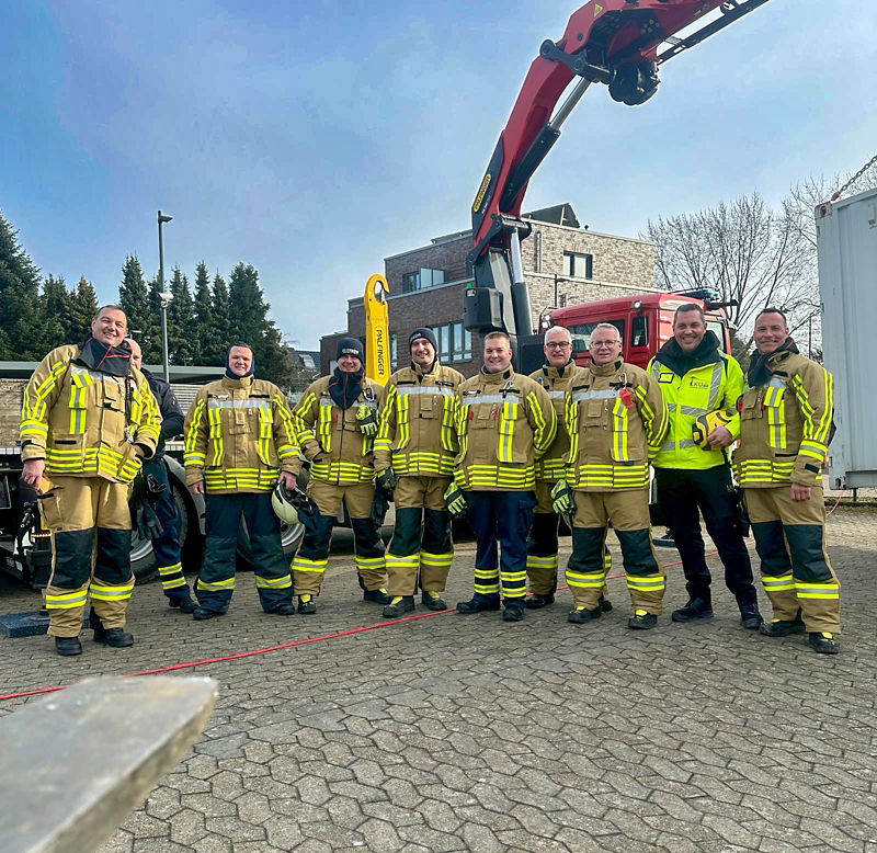 Feuerwehrtraining mit Hightech: PALFINGER-Kran und VR-Simulator