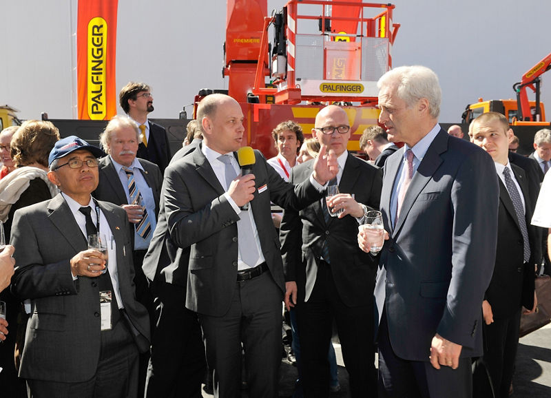 Verkehrsminister Peter Ramsauer besucht den Palfinger Stand auf der BAUMA