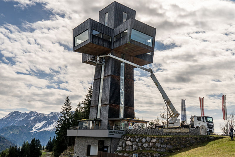 Operating an access platform on the largest summit cross in the world