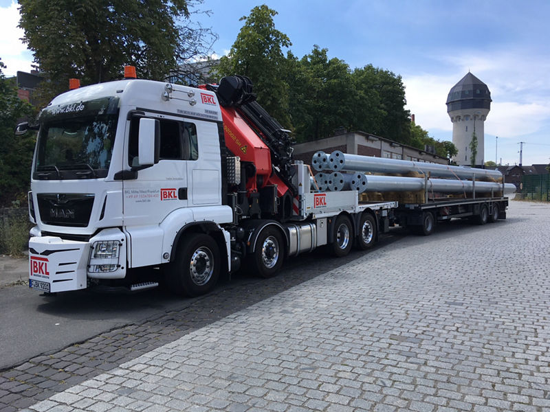 Montage von Strommasten auf eHighway Hessen