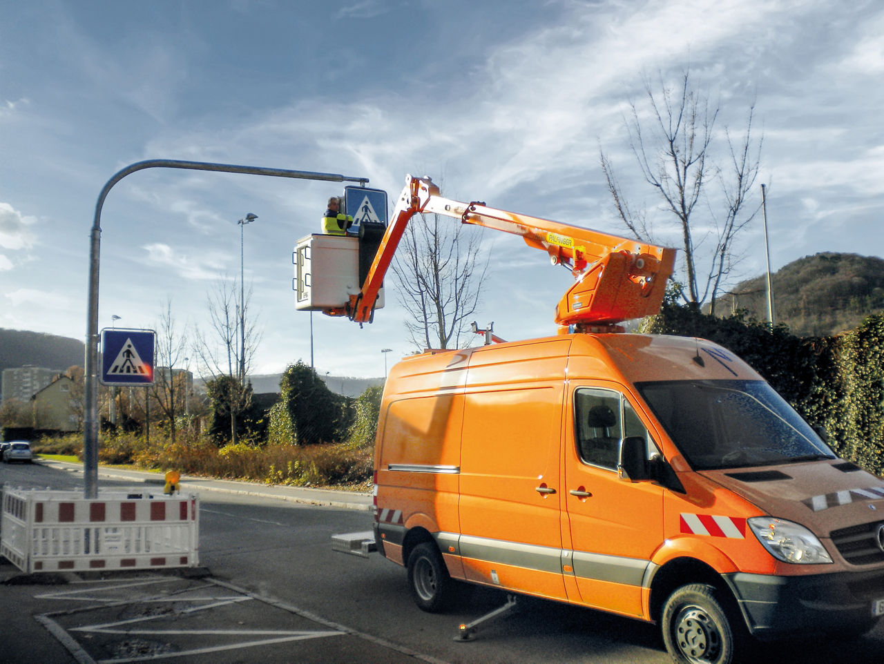 PALFINGER AWP maintain traffic lights