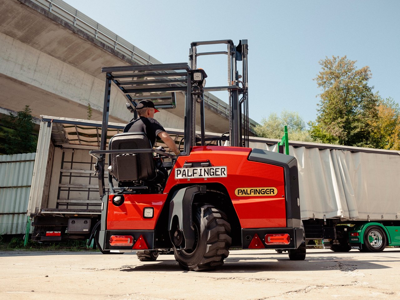 Der neue PALFINGER FLS 25 Mitnahmestapler mit patentiertem Drehsitz.-3_3.jpg