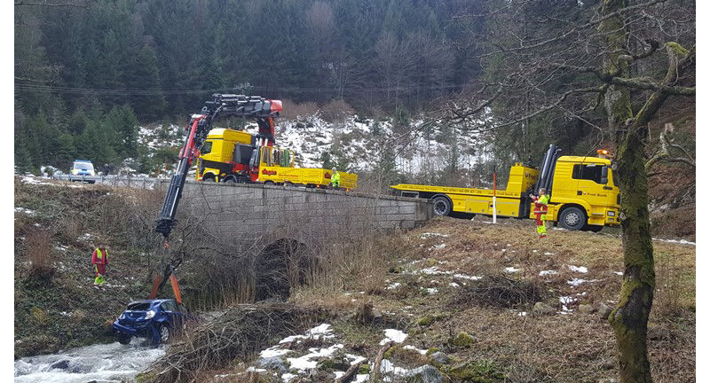 Zwei Palfinger Krane im nicht alltäglichen Bergeeinsatz 