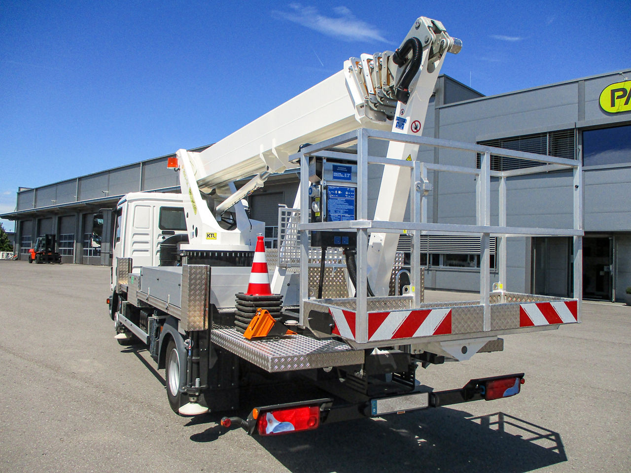 PALFINGER AWP on a truck in fornt of a building