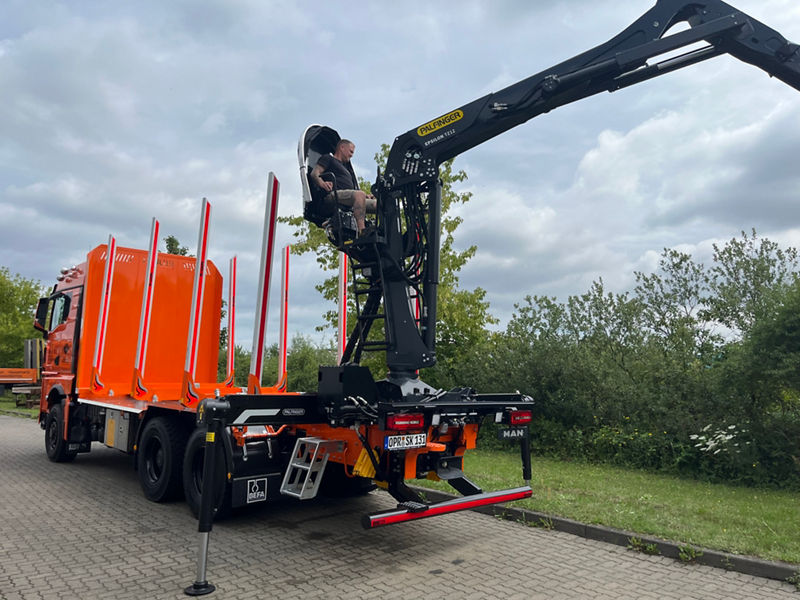 Fuhrmann Sandro Kollan: Spezialist für Holztransporte mit PALFINGER-Kranen