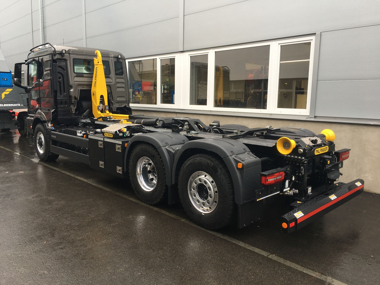 Werksmontage Abrollkipper