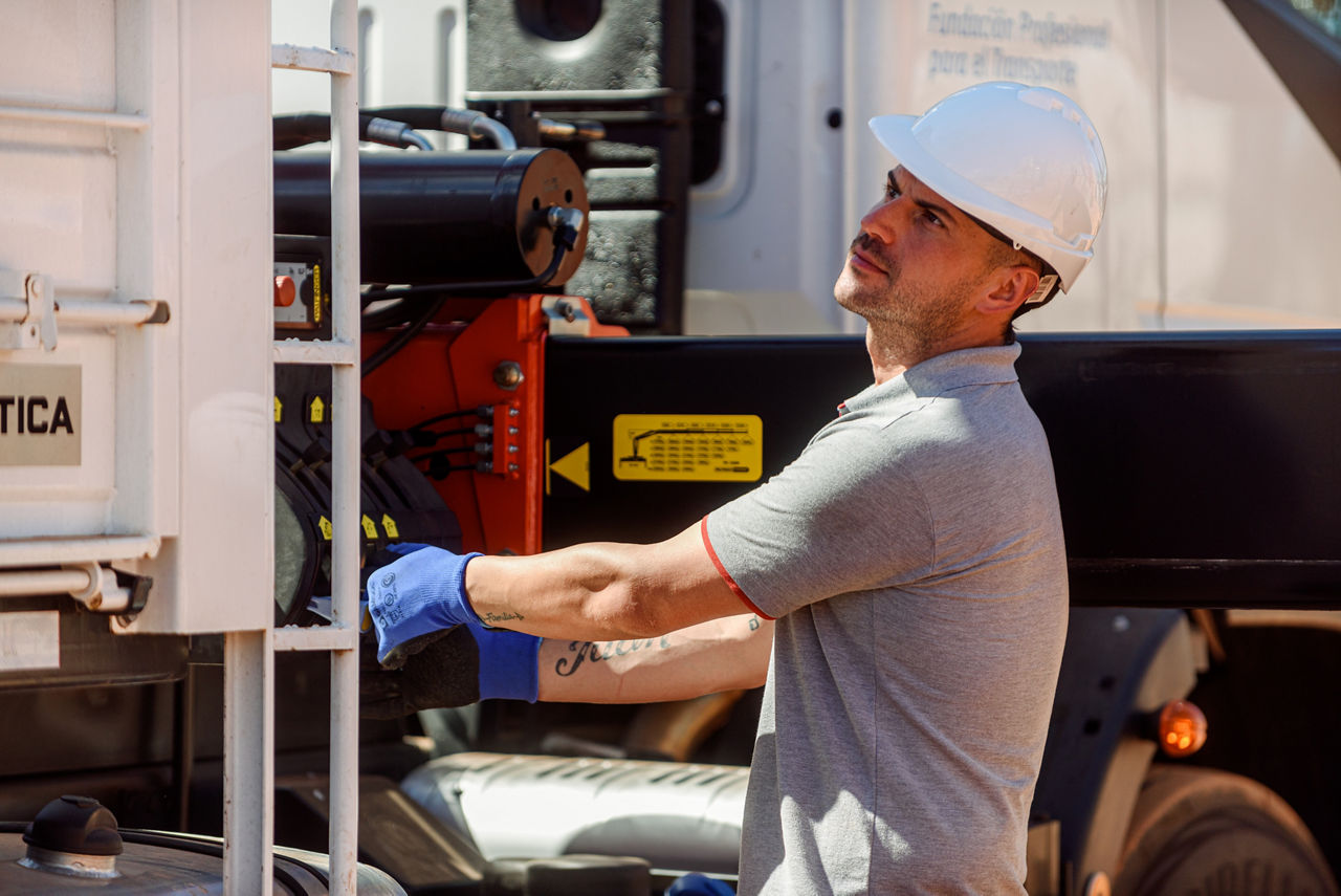 LATAM_male_PALFINGER_crane_operator_looking_up