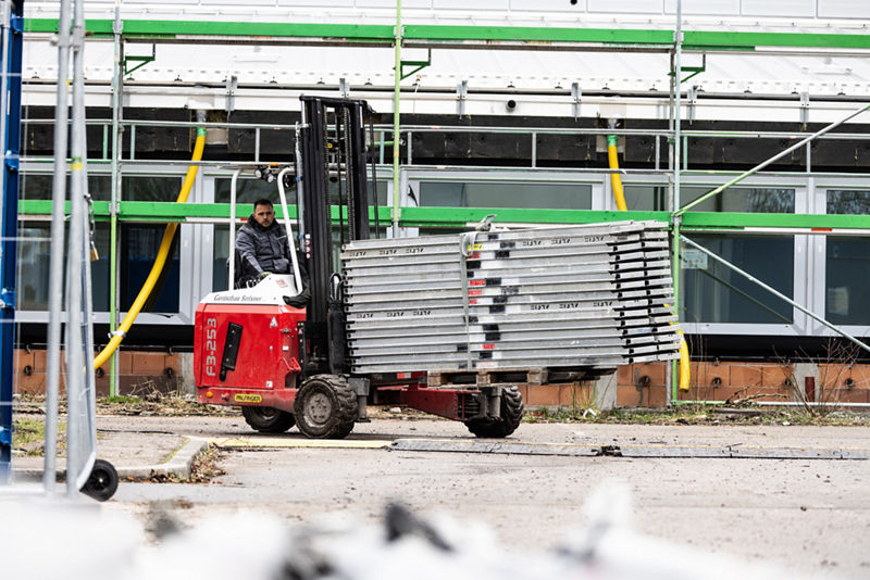 Efficient scaffolding construction with the PALFINGER Truck Mounted Forklift: Reliability soaring to new heights!