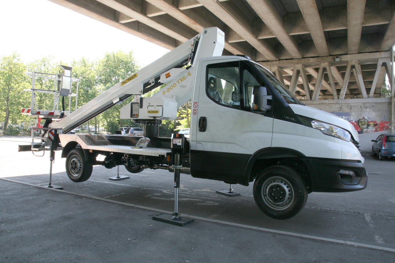 P200TXE- SIDE.JPG