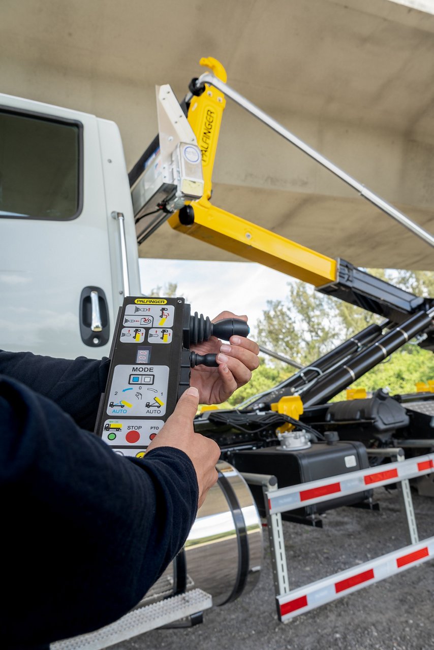 PALFINGER PAD-Remote-Control_2_Lulette Gehron.jpg