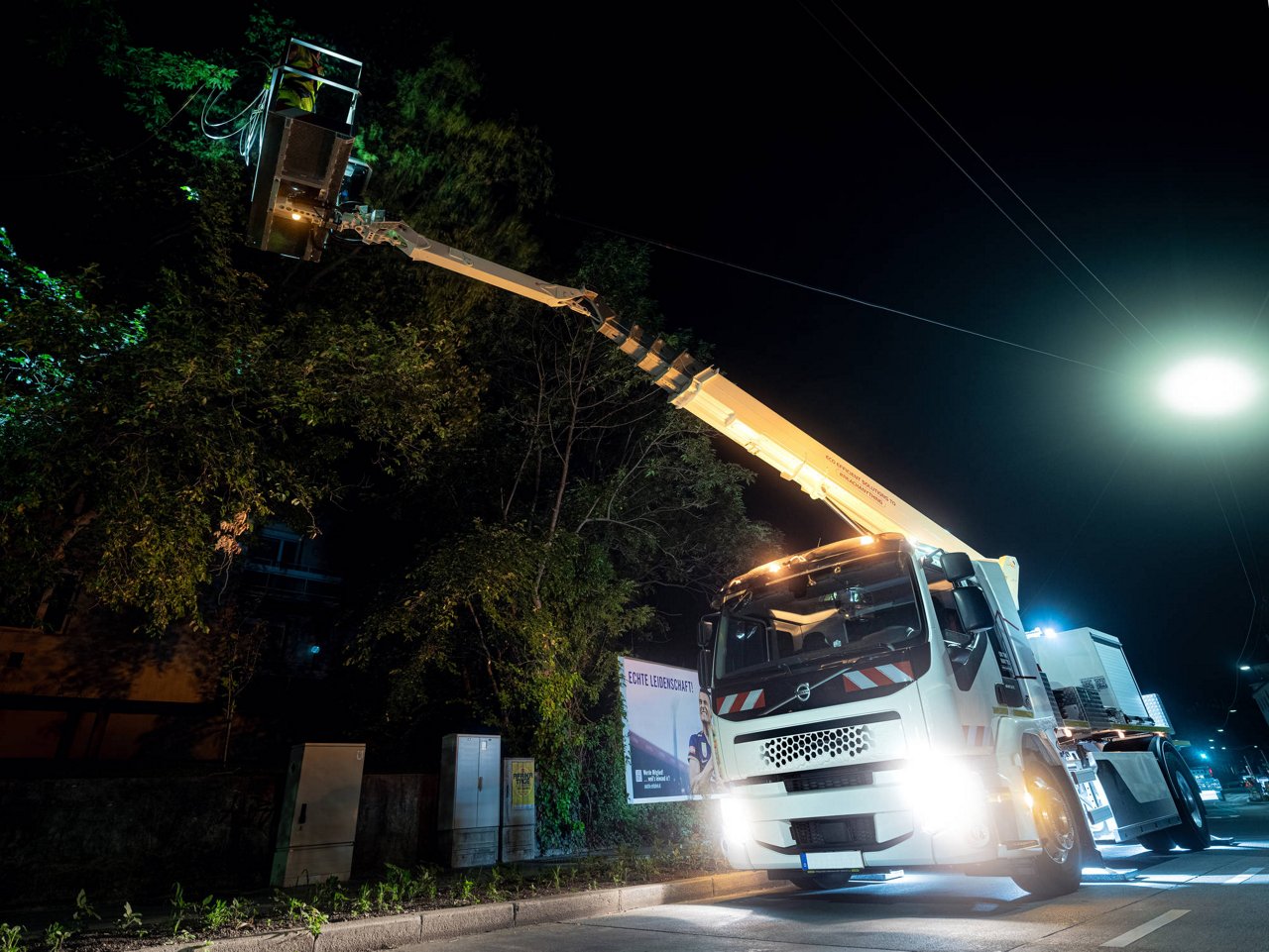PALFINGER_Access Platforms_P 280 CK eDRIVE_night2.jpg