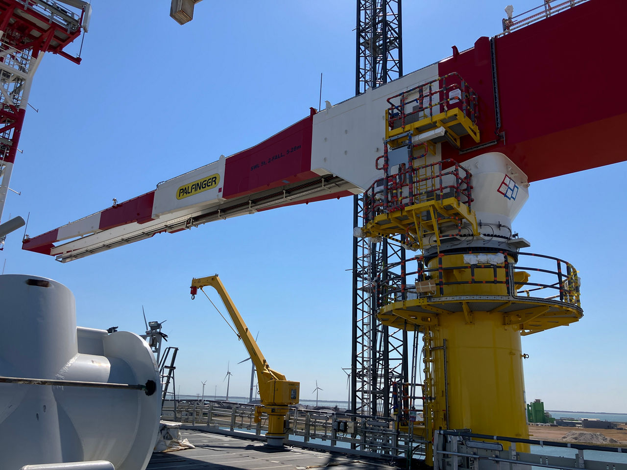 The fully electric jib crane and the PF crane on the substation
